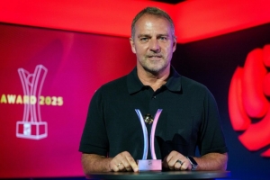 官方:弗里克荣获2025年图片报年度最佳教练奖