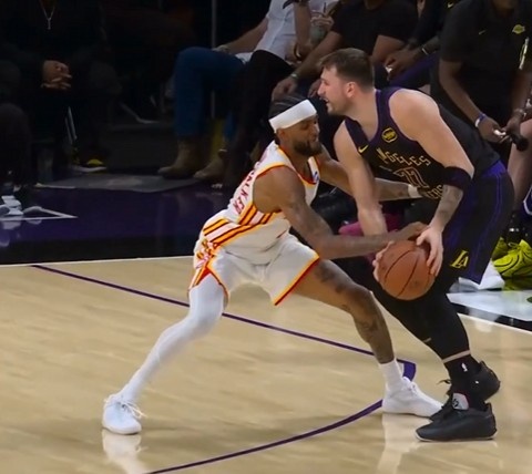 斗球体育APP下载-下手必被抓!沃克盯防东契奇被造三分犯规 老鹰挑战失败