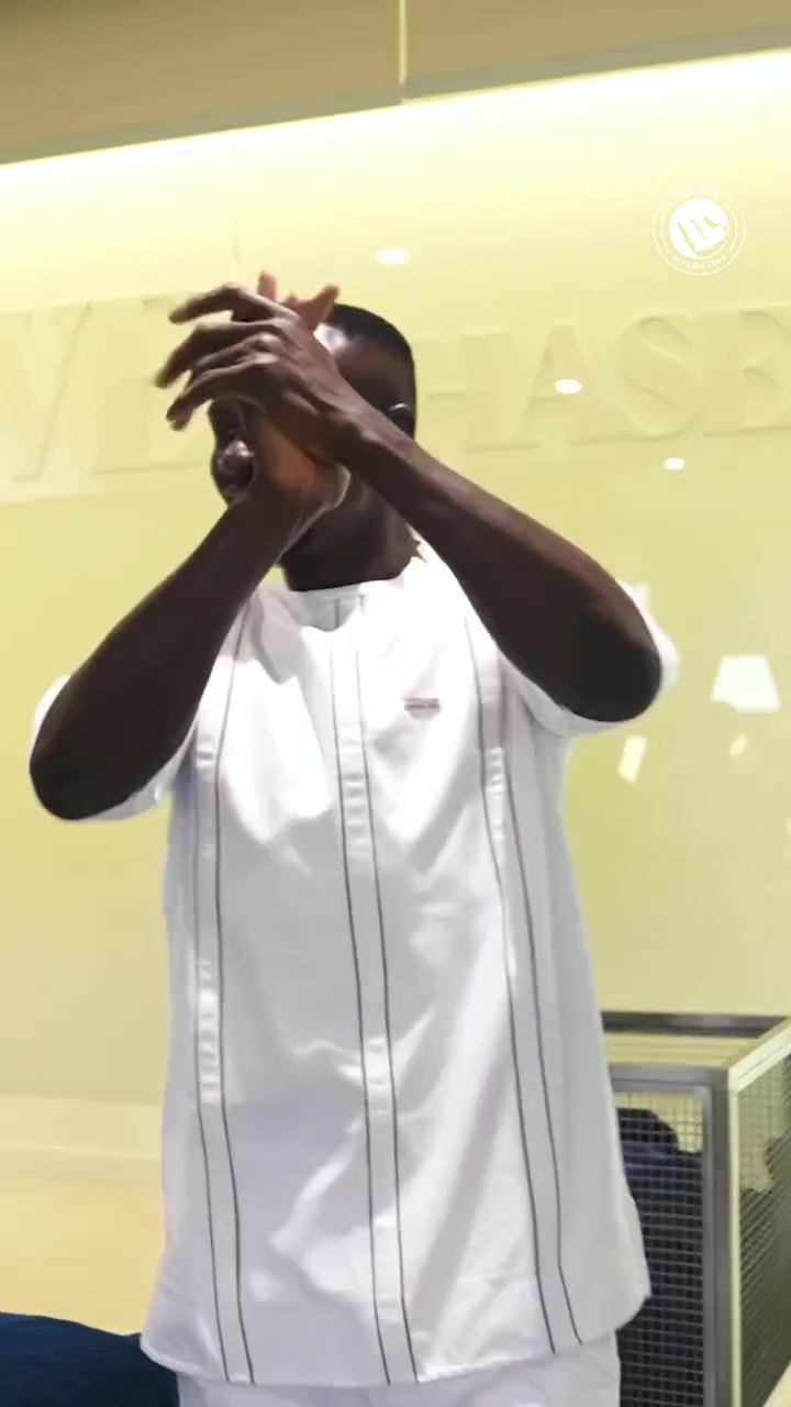 斗球直播-凯旋!胜利全队庆贺马内非洲杯夺冠,C罗为他切蛋糕+调皮摸头