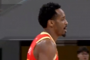 进攻我来扛!小巴里-布朗14中8得17分3板2助1断